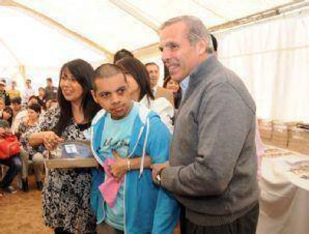Sapag inaugur� plan de cien viviendas en Neuqu�n capital