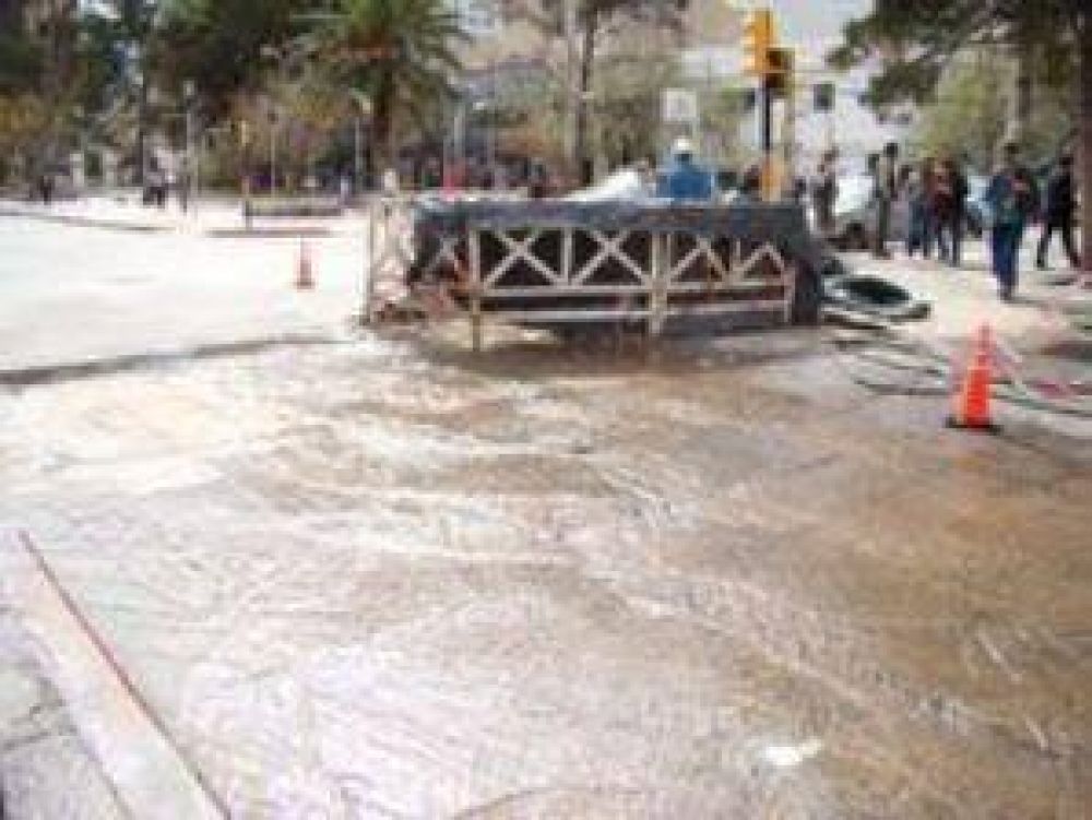 Un m�quina del municipio rompi� un acueducto en el oeste