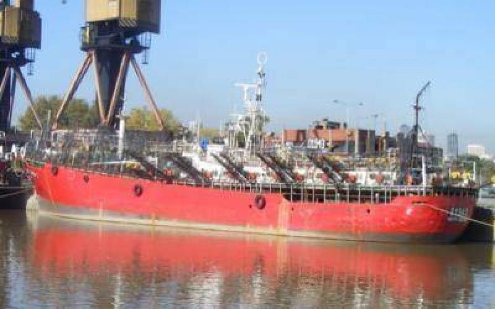 Villa Gesell: Rescatan a marineros de un barco que se hunde en altamar