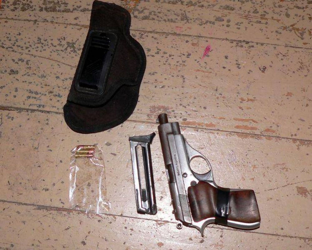 SECUESTRAN ARMA Y APREHENDEN A UN JOVEN EN EL BARRIO BAJO CEMENTERIO