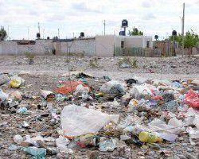 Los vecinos de los barrios Los Cardos y Villa Paula vuelven a pedir por la limpieza de los alrededores y la placita prometida