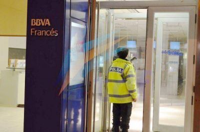 Denunci� que en una salidera de un cajero, le robaron 5 mil pesos