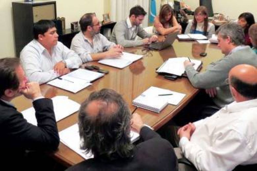 Paritarias docentes siguen el martes, mientras Atech Sur endurece las medidas de fuerza
