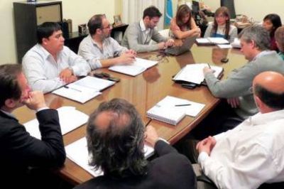 Paritarias docentes siguen el martes, mientras Atech Sur endurece las medidas de fuerza