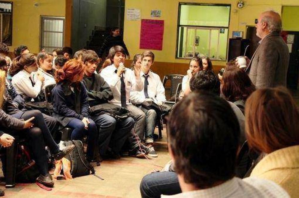 Estudiantes secundarios dialogaron con el ministro Jacobo en el Mart�n de Moussy