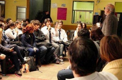 Estudiantes secundarios dialogaron con el ministro Jacobo en el Mart�n de Moussy