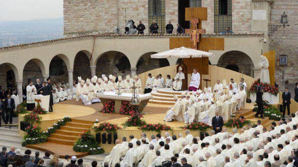 Francisco en As�s: "Escuchemos el grito de los que sufren y mueren por la violencia y el terrorismo"