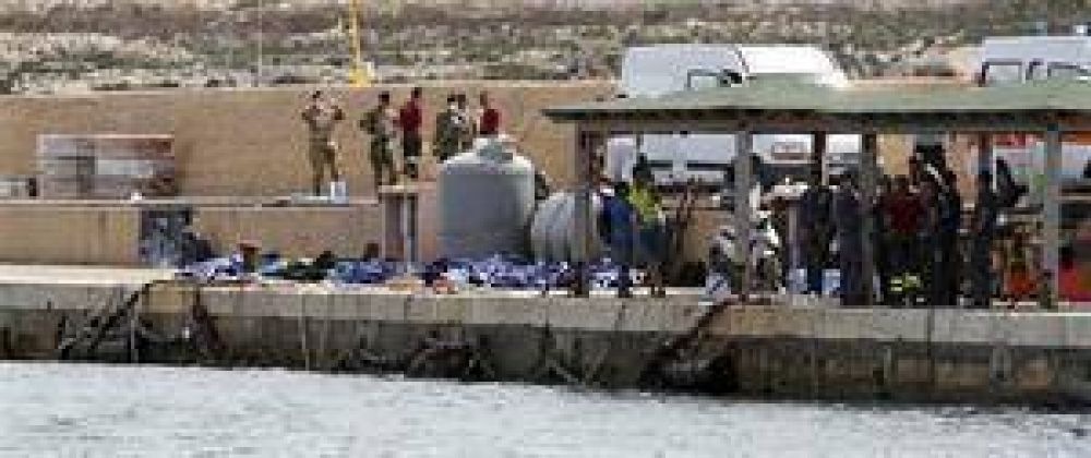 Horror a las puertas de Europa: mueren 133 inmigrantes en un naufragio