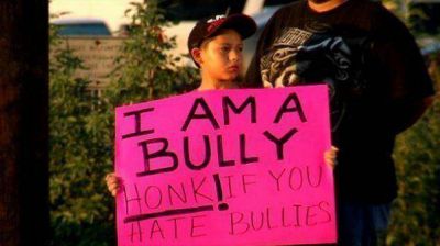Padre obliga a su hijo a admitir en p�blico que hizo bullying