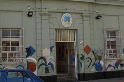 Padres a los golpes en la puerta de una escuela en Caballito