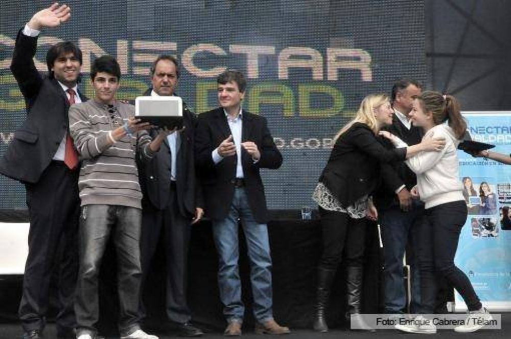 Scioli y Bossio entregaron netbooks en una escuela t�cnica de Hurlingham