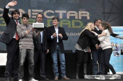 Scioli y Bossio entregaron netbooks en una escuela t�cnica de Hurlingham