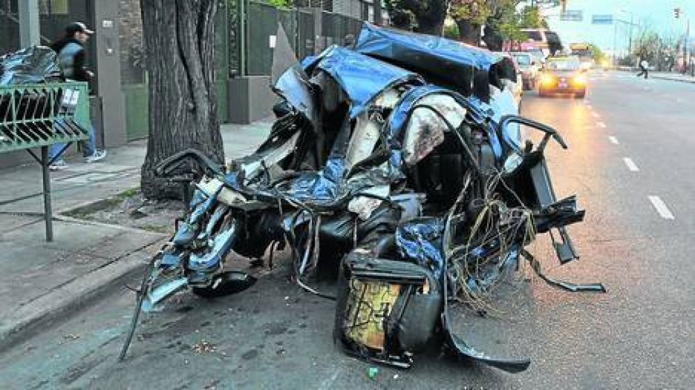 Un auto se estrell� contra un poste y cuatro amigos murieron