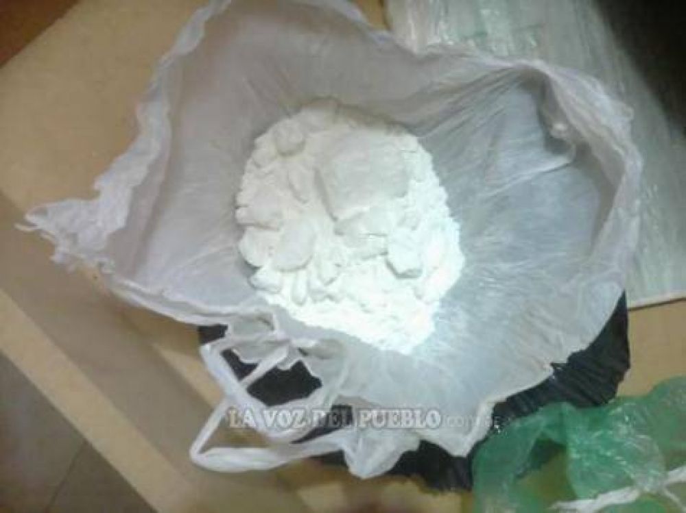 Incautaron droga, dinero y armas: dos aprehendidos