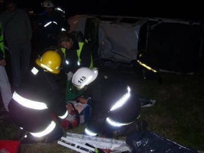 Volc� una camioneta en la ruta 5: hay dos heridos, uno es polic�a de la DDI Pehuaj�