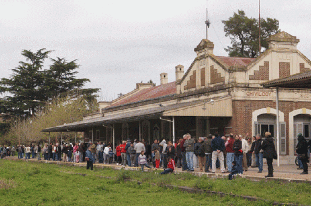 Cientos de chivilcoyanos recibieron al nuevo tren en un clima de alegr�a y emoci�n 