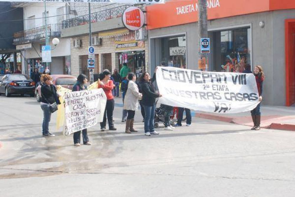 Socios de COVEPAM VIII bis se movilizaron por el atraso en la construcci�n de viviendas