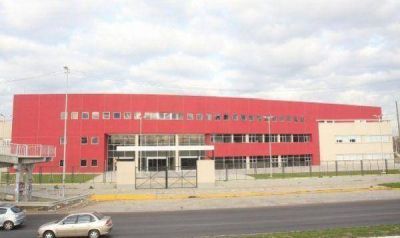 Alfons�n denunci� que "a�n no funciona" el hospital Alberto Balestrini