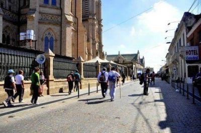 Los primeros peregrinos llegan a Luj�n en un testimonio de fe