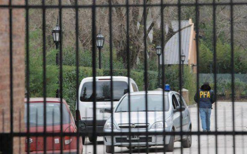 Tres delincuentes encapuchados asaltaron a un matrimonio en un barrio cerrado en Pilar