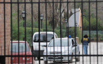 Tres delincuentes encapuchados asaltaron a un matrimonio en un barrio cerrado en Pilar