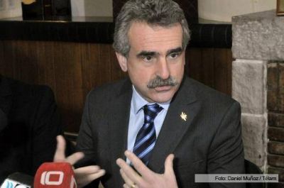 Rossi neg� que el "personal de las Fuerzas Armadas haya participado del desalojo de tierras"