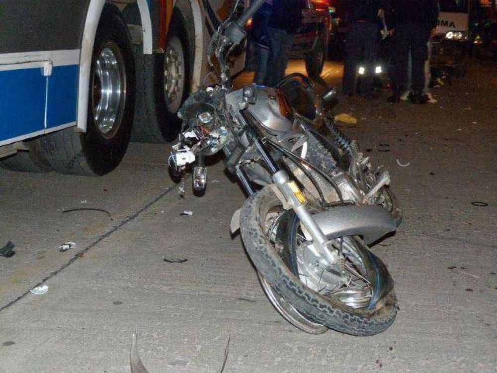 Chocaron de frente dos motos en avenida Alem al 2300