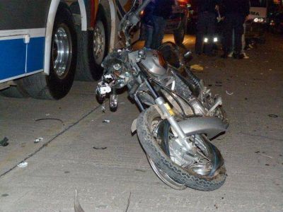 Chocaron de frente dos motos en avenida Alem al 2300