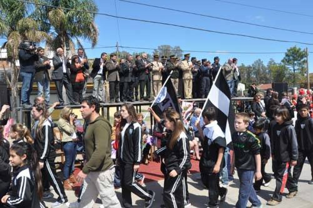 Siguen los festejos y actividades por los 121 a�os de La Emilia: el martes hubo Ted�um, acto y desfile