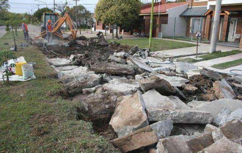 Plan de Bacheo: El municipio contin�a reparando diversas calles Las m�quinas de gran porte trabajan en estos momentos en la calle Ameghino y su intersecci�n con Las Heras