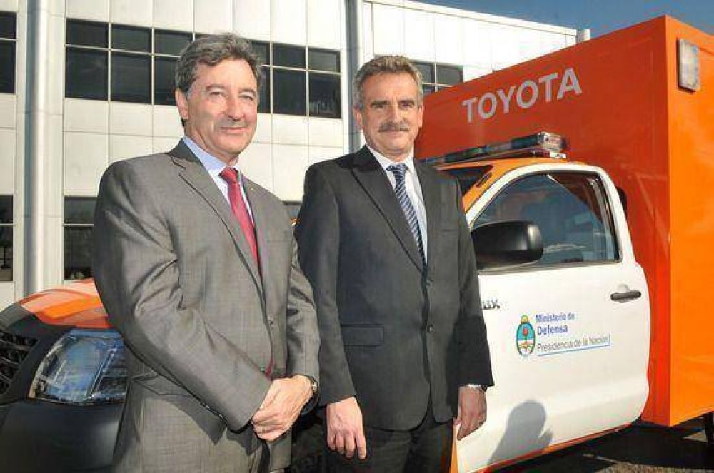 Rossi particip� de la firma de un convenio con Toyota que cedi� veh�culos para la Ant�rtida  