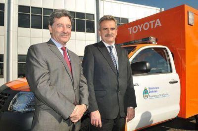 Rossi particip� de la firma de un convenio con Toyota que cedi� veh�culos para la Ant�rtida  