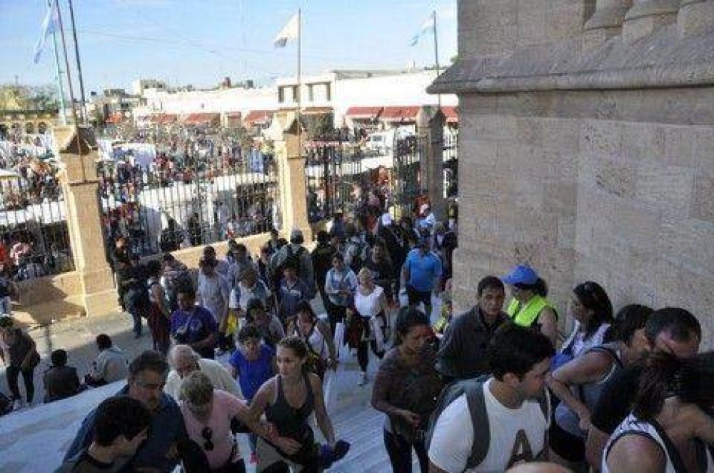 Los peregrinos est�n colmando la ciudad en un testimonio de fe