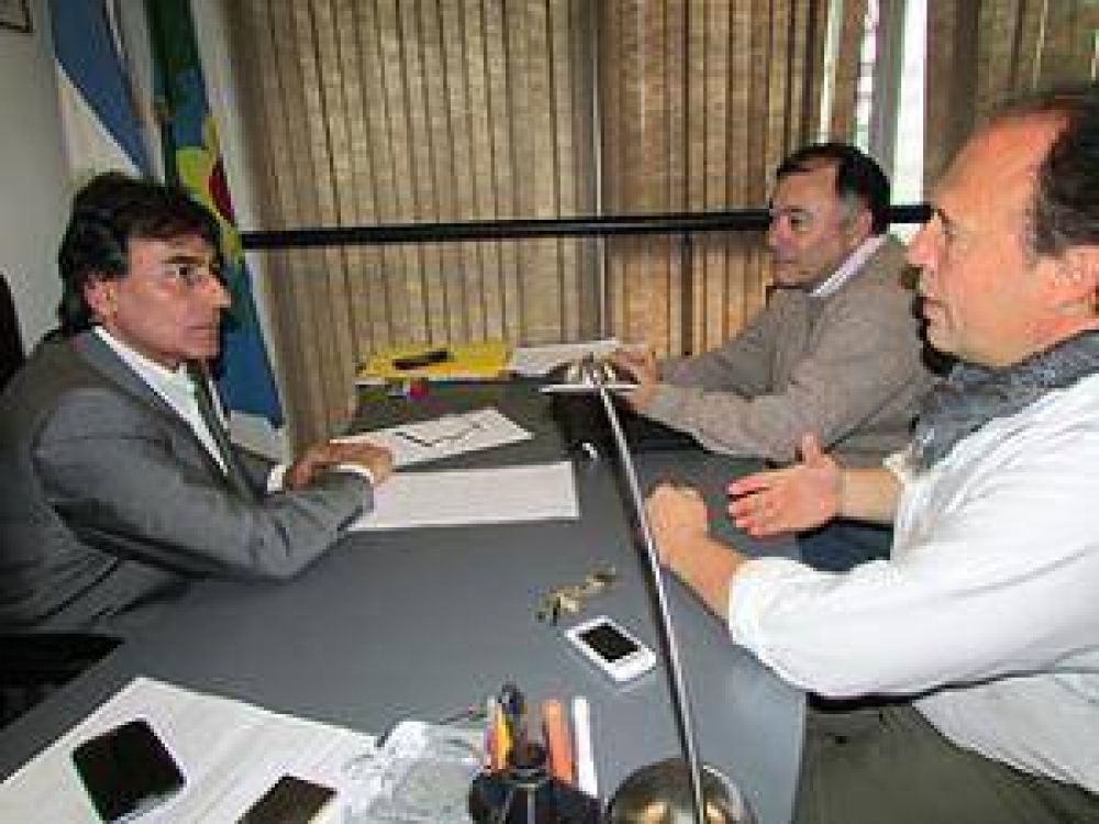 El diputado Eslaiman con miembros del Sindicato de Profesionales de IOMA