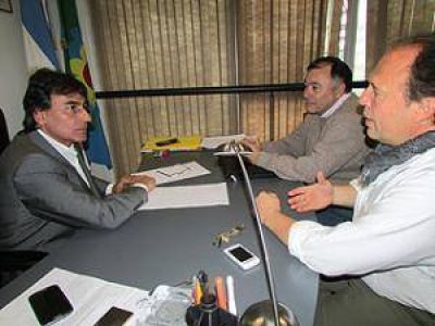 El diputado Eslaiman con miembros del Sindicato de Profesionales de IOMA