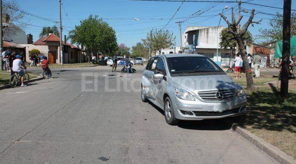 Un joven muerto y otro muy grave en un accidente entre una moto y un auto