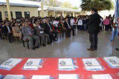 El ministro Flores inici� la distribuci�n del libro �Chacho� como material de estudio