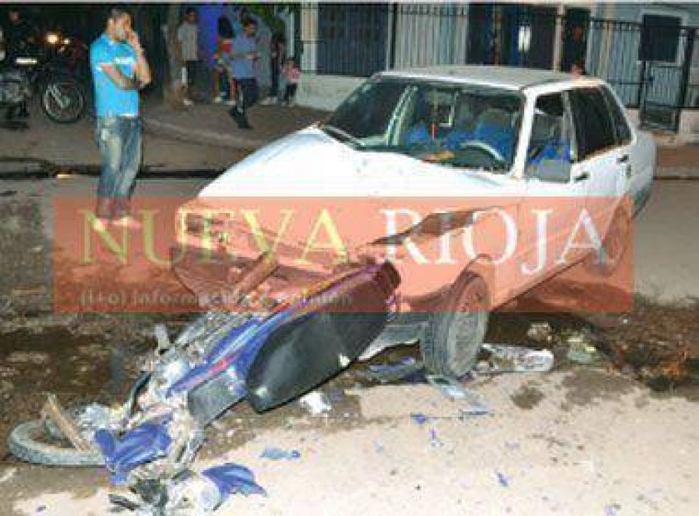 Dos ni�os que iban en moto chocaron con un auto y se salvaron de milagro