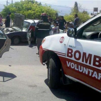 Choque entre dos autos deja heridos leves