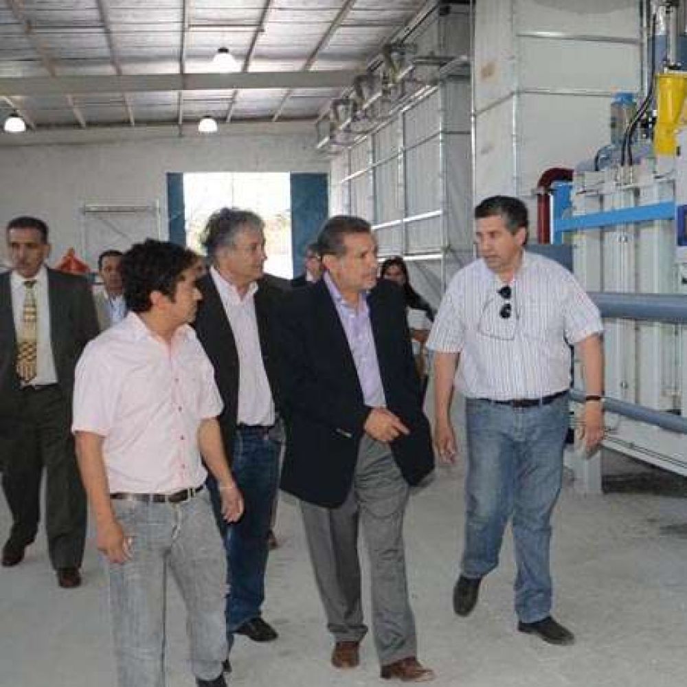 Beder recorri� las instalaciones de la f�brica Riodeco