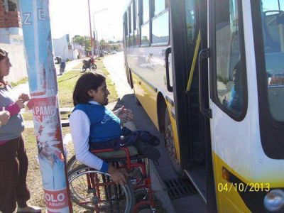 Una persona en sillas de ruedas, sin acceso al transporte urbano