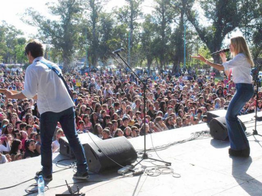 Agapornis, ante una multitud