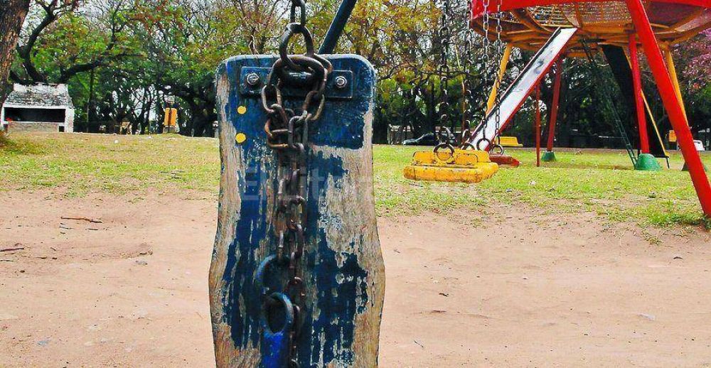 Hamacas rotas y subibajas sin manijas en plazas de la ciudad