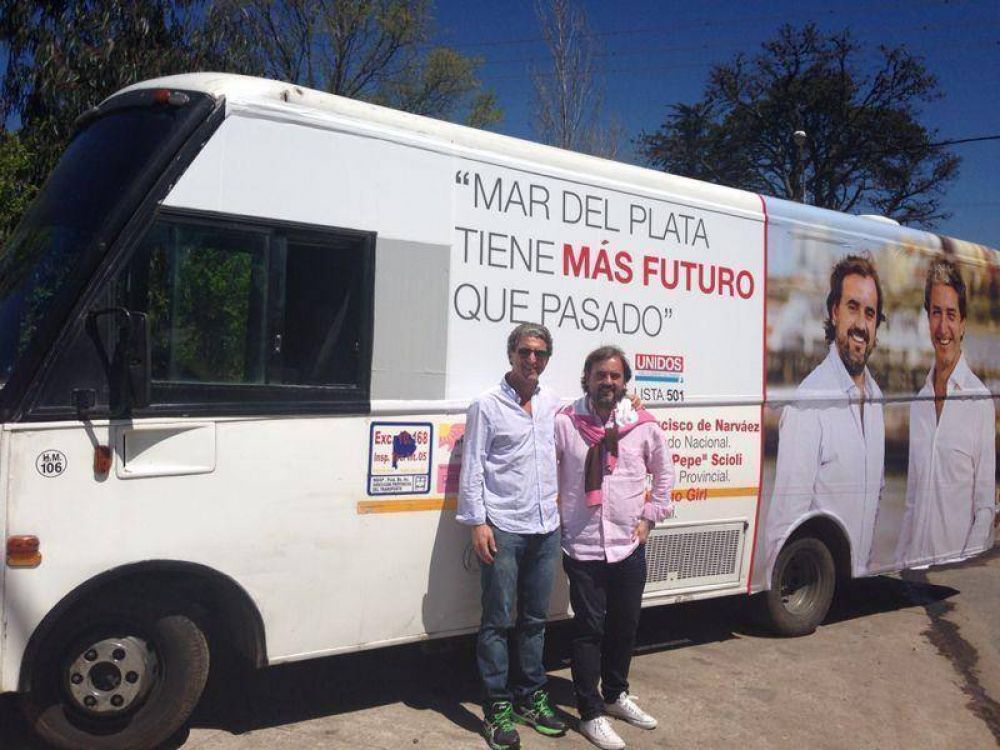 �Pepe� Scioli y Giri entregaron boletas en Sierra de los Padres, Camet y la Rambla