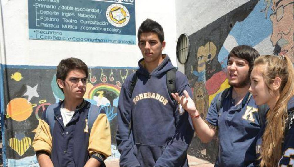 Adolescentes ven un futuro negativo en el pa�s, pero positivo en lo particular