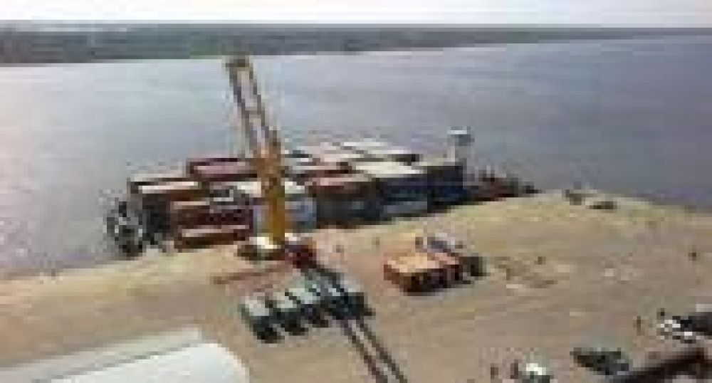 Puerto: barcaza descargo 25 contenedores y cargo 3 con destino a Asia