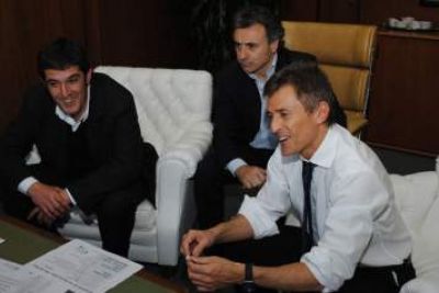 Concejales FPV presentes en la firma del contrato para renovar las v�as tramo Bs. As.-Mar del Plata