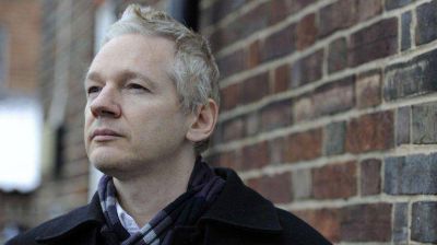 Julian Assange avala la censura de internet en Cuba