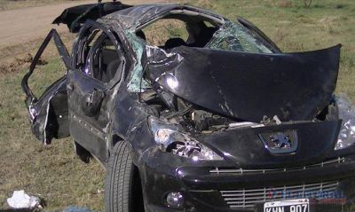 Esquina: espectacular despiste y vuelco de un autom�vil que qued� destruido
