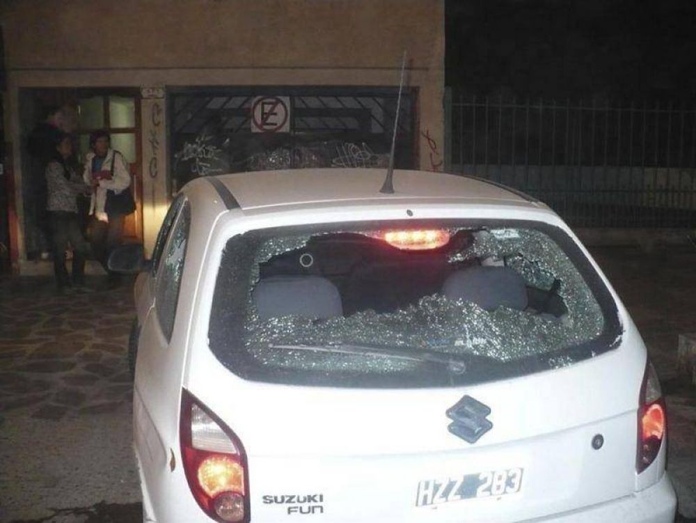 Delincuentes disfrazados de hinchas destrozaron comercios, autos y viviendas